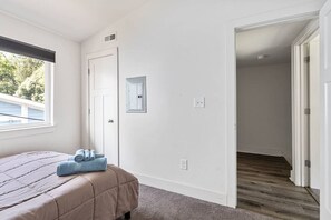 Iron/ironing board, free WiFi, bed sheets - Sleek 2BR Townhouse, Stones throw to Uptown (Charlotte)