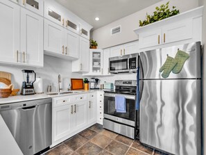 Geladeira, micro-ondas, fogão, cooktop