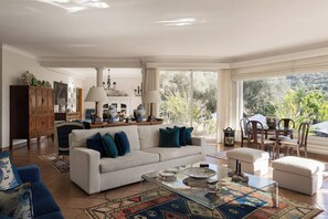 Smart TV, chimenea, reproductor de DVD, futbolito