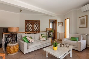 Smart TV, chimenea, reproductor de DVD, futbolito