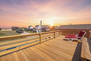 Terrace/patio - Flip Flops Forever - KDH MP 9.5, Ocean View, 200 Yds to Beach, Hot Tub, Pets OK, Flex Stays (Kill Devil Hills)