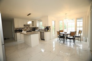 Private kitchen - Dream Vacation Home (Niagara-on-the-Lake)