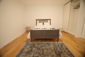 5 bedrooms, iron/ironing board, WiFi, bed sheets - Dream Vacation Home (Niagara-on-the-Lake)