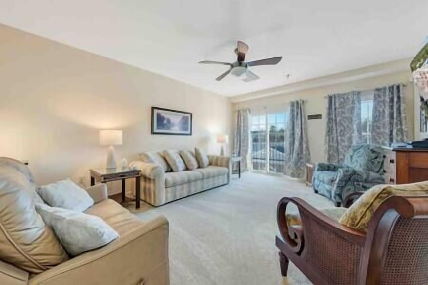 Spacious 1 King Bedroom Wifi On-site Restaurant - Smith Mountain Lake, VA