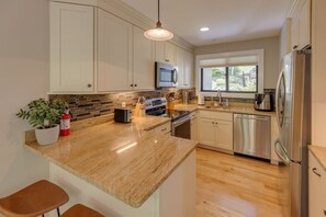 Kylskåp, mikrovågsugn, ugn och spishäll