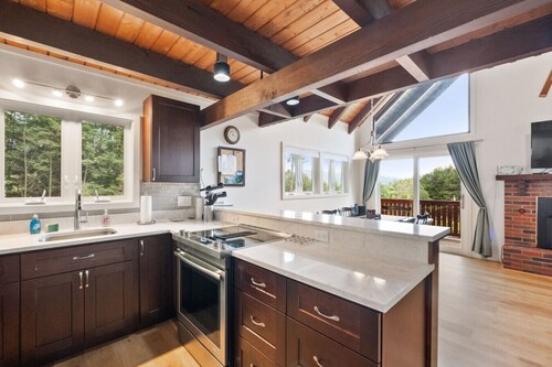 Mountain View Chalet w/Amenities