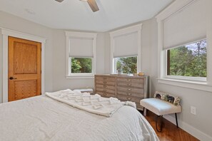 5 bedrooms, WiFi, bed sheets