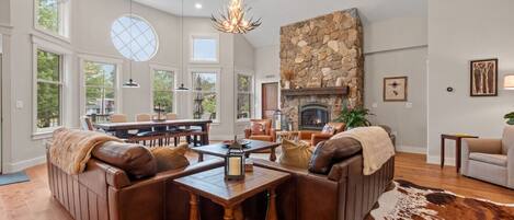 Televisie en een open haard