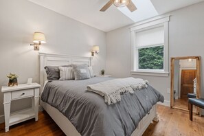 5 bedrooms, WiFi, bed sheets - Stunning Custom Home w/ Views (Lincoln)