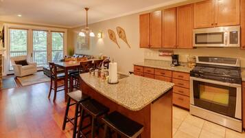 Coffee/tea maker, fridge, microwave, stovetop