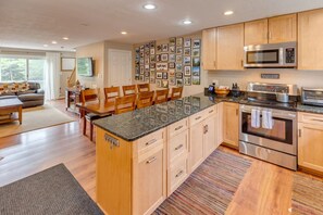 Microwave, oven, stovetop, dishwasher - Condo on the Pond Alpine Village (Woodstock)