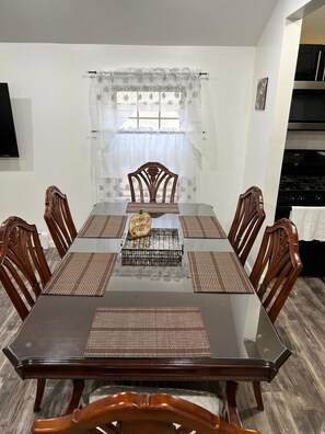 Dining - Cozy 3-bedroom apartment in nice Queens near JFK & UBS Arena with WiFi, AC (Queens)
