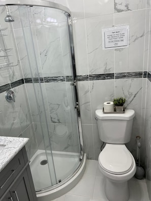 Douche, serviettes fournies, savon, papier toilette