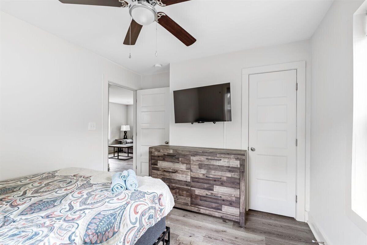 2 bedrooms, iron/ironing board, WiFi, bed sheets