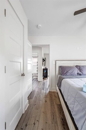Tabla de planchar con plancha, wifi y ropa de cama 