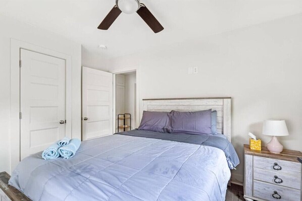 Iron/ironing board, WiFi, bed sheets