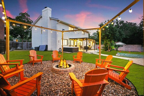 Cozy 6-bedroom house with Heated Pool, Game Room, Fire Pit ,Hot Tub, Mini Golf