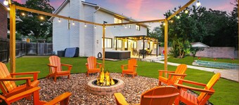 Cozy 6-bedroom house with Heated Pool, Game Room, Fire Pit ,Hot Tub, Mini Golf