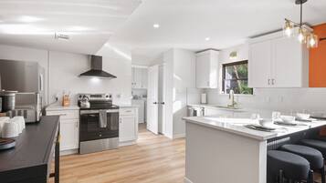 Een koelkast, een microgolfoven, een oven, een kookplaat