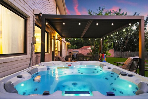 Cozy 6-bedroom house with Pool, Game Room, Fire Pit ,Hot Tub, Mini Golf