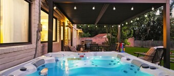 Cozy 6-bedroom house with Pool, Game Room, Fire Pit ,Hot Tub, Mini Golf