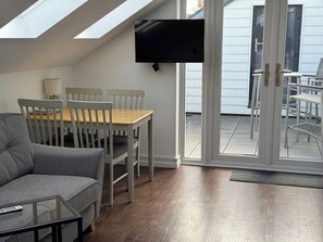 TV - Modern Split-Level 2-Bed Apartment with Balcony (Causeway Coast and Glens)