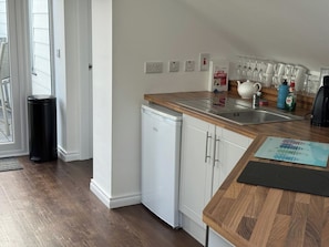 Kühlschrank, Ofen, Herdplatte, Wasserkocher mit Kaffee-/Teezubehör