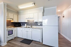 Køleskab, mikrobølgeovn, ovn, kogeplade