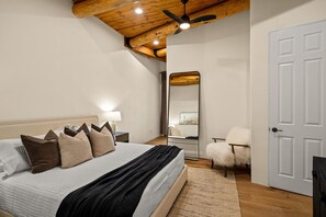 8 bedrooms, desk, iron/ironing board, travel crib