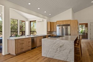 Fridge, microwave, oven, stovetop - *New* 8-Bedroom Red Rock Retreat l Pool l Hot Tub l Pickleball l Playground l Putting Green (Sedona)