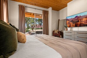 8 bedrooms, desk, iron/ironing board, travel crib - *New* 8-Bedroom Red Rock Retreat l Pool l Hot Tub l Pickleball l Playground l Putting Green (Sedona)