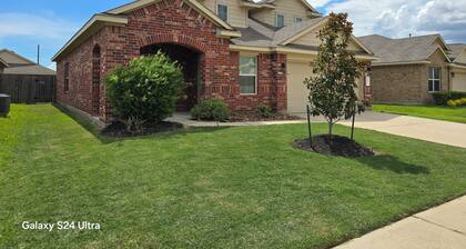 Spacious 5-bedroom, 7 beds house in lovely Park Row with Wi-Fi, AC and more!