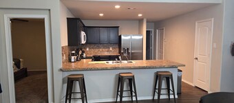 Spacious 5-bedroom, 7 beds house in lovely Katy with Wi-Fi, AC and more!
