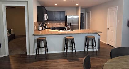 Spacious 5-bedroom, 7 beds house in lovely Katy with Wi-Fi, AC and more!