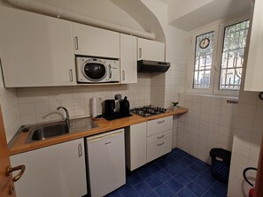 Kühlschrank, Mikrowelle, Ofen, Herdplatte