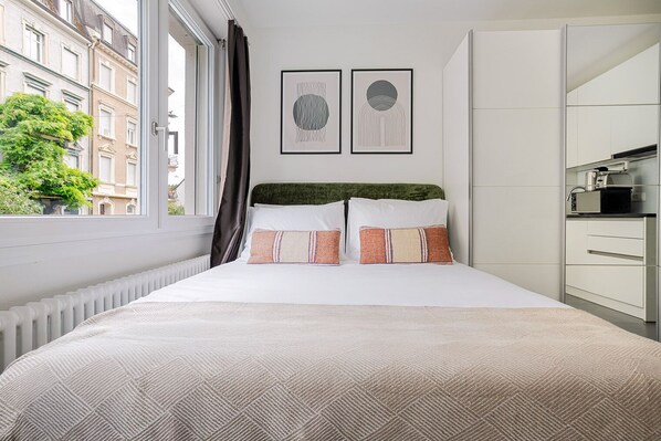 Iron/ironing board, WiFi, bed sheets