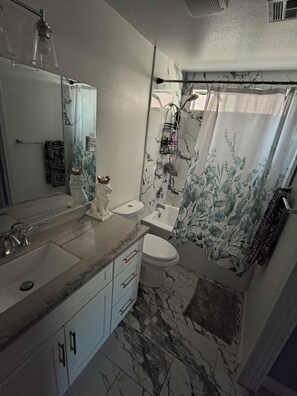 Hårtørrer, håndklæder, Sæbe, Toiletpapir