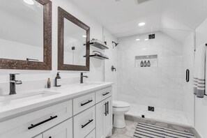 Shower, hair dryer, towels, soap - Horizon Retreat Nr Lake Ray Hubbard - Rockwall/Heath/Dallas.
4bed 3bath 2000 sq (Rockwall)