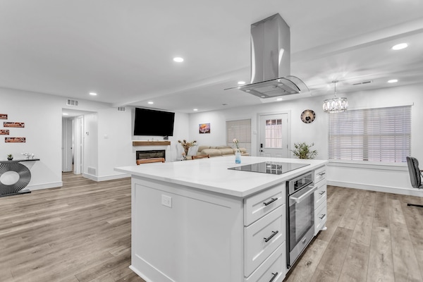 Modern design Kitchen with 4 burner electric cook top and convection oven.