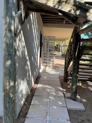Property grounds - Sunset Break Downstairs - 7min to City, Quiet & Secure, Walk to Beach (Sunset Beach)