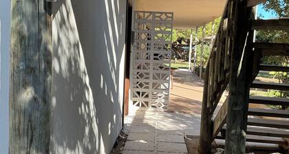 Sunset Break Downstairs - 7min to City, Quiet & Secure, Walk to Beach