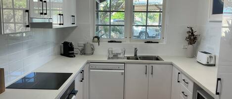 Een microgolfoven, een oven, een kookplaat, een vaatwasser