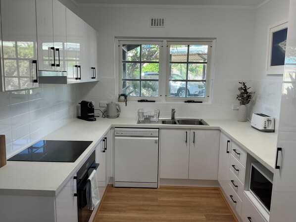 Microwave, oven, stovetop, dishwasher - Sunset Break Downstairs - 7min to City, Quiet & Secure, Walk to Beach (Sunset Beach)