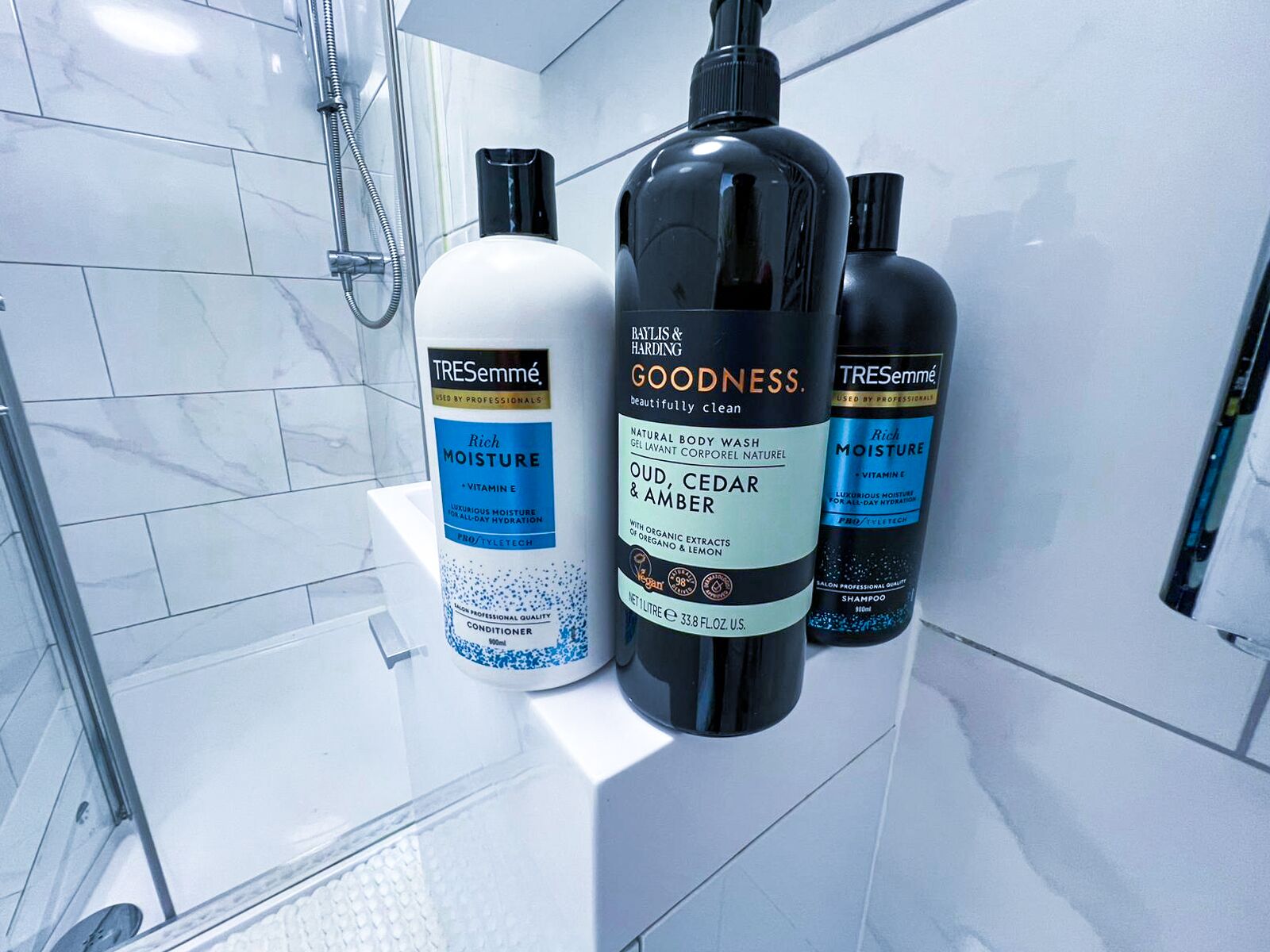 Asciugacapelli, asciugamani, sapone, shampoo