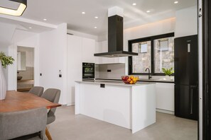 Fridge, oven, stovetop, dishwasher