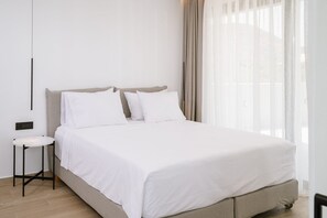 3 bedrooms, in-room safe, iron/ironing board, free WiFi