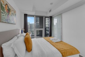 2 chambres, bureau, fer et planche à repasser, lit parapluie