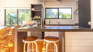 Kjøleskap, mikrobølgeovn, ovn og kokeplater