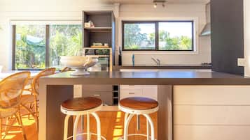 Oven, dishwasher, electric kettle, toaster