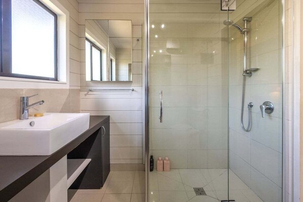 Séchoir à cheveux, serviettes fournies, savon, shampooing